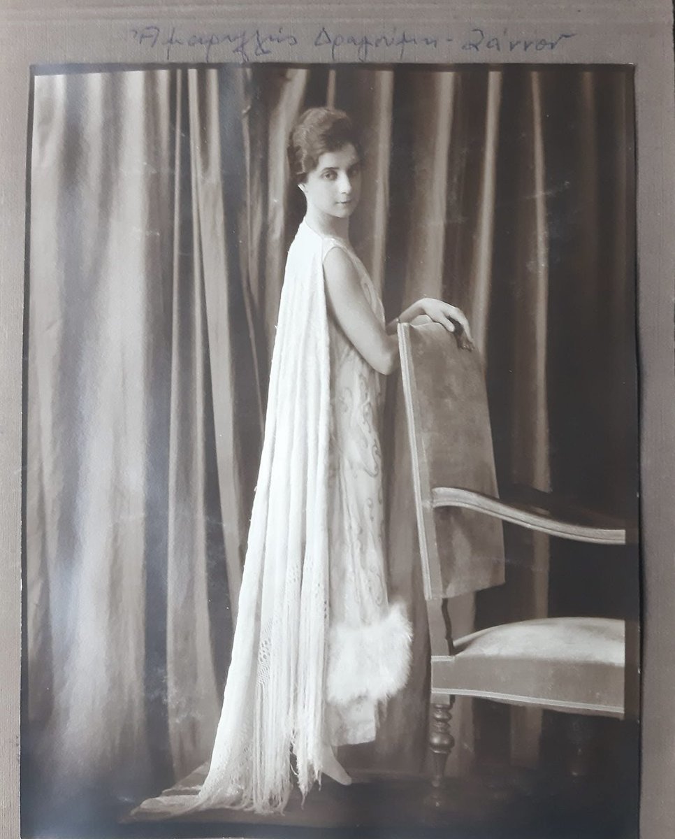 1920. Αμαρυλλίς Ζάννου- Δραγούμη. Αδελφή της Μαρώς Σεφέρη. 
Μούσα του Γεωργίου Δροσίνη.
