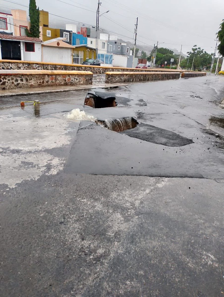 La Calzada de Las Lágrimas fue cerrada a la circulación vehicular en su cruce con Avenida Portal de la Alegría, en la colonia Lomas de San Pedrito Peñuelas, zona nororiente de la capital queretana, debido a la aparición de un socavón.