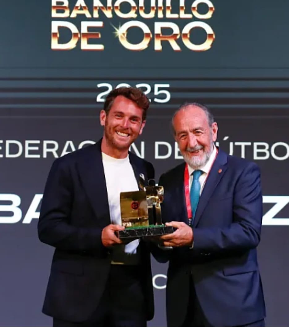 El entrenador vizcaíno Ibai Gómez ha recibido hoy uno de los Premios 'Banquillo de Oro' que otorga el Comité de Entrenadores de la <a href="/rfef/">RFEF</a> .
👍 Se reconoce así su histórico ascenso a Primera Federación con el <a href="/arenas_club1909/">ARENAS CLUB oficial</a> .

🔴 ZORIONAK ✌️