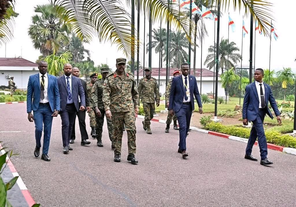 BadibangaLouis's tweet image. Le pyromane #Fatshi, censé incarner la gravité de la fonction, transforme le palais présidentiel en sanctuaire, pendant que la République brûle.

 Aujourd&apos;hui, il fait appel à l&apos;armée #Ougandaise, quand ça va tourner au vinaigre, il va se dédouaner et faire du bouc-émissaire.
