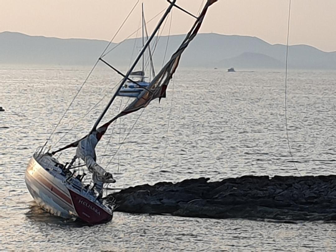 Acabo de encontrarme con esto, y recuerdo algo que me dijeron hace mucho tiempo: "En el mar puedes hacerlo todo bien y aun así, cuando se lo propone, el mar te matará. La diferencia es que el buen marino sabe en qué latitud y longitud está cuando el mar lo mata".