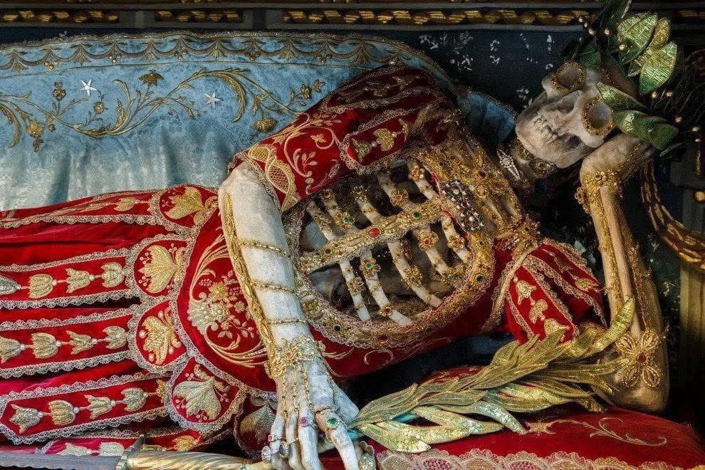 Algunas personas alcanzan la elegancia absoluta solo después de morir.
San Konstantious, mártir barroco de Rorschach, Suiza:
joyado hasta los huesos, literalmente.
Memento mori, pero con bordado en oro.