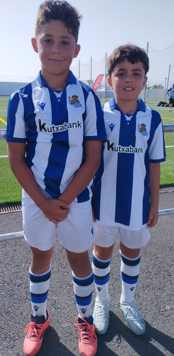 calasanzsoria's tweet photo. ¡Buenas noches azules! 🔵⚪️ 
Qué ilusión nos hace ver como han disfrutado dos de nuestros canteranos benjamines, Álvaro y Mario, en la Lanzarote International Cup. No han podido llegar a la final de la Copa de Plata, pero lo han dado todo para la @RealSociedad 
¡Enhorabuena! https://t.co/kHHUWngloB
