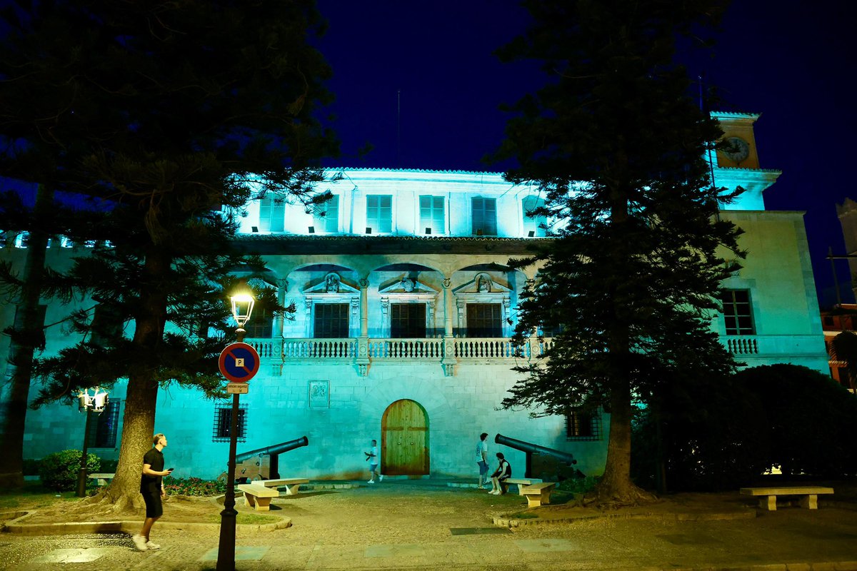 Consolat de Mar (@elconsolat) on Twitter photo Avui, la seu del <a href="/goib/">Govern de les Illes Balears</a> i casa de tots, el Consolat de Mar, s’encén de color verd per sumar-nos al #DiaMundialELA. Un gest de compromís i suport a totes les persones afectades per aquesta cruel malaltia i a les seves famílies. Avui, la seu del <a href="/goib/">Govern de les Illes Balears</a> i casa de tots, el Consolat de Mar, s’encén de color verd per sumar-nos al #DiaMundialELA. Un gest de compromís i suport a totes les persones afectades per aquesta cruel malaltia i a les seves famílies.