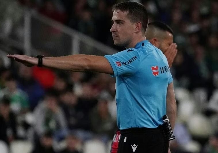 Sesma Espinosa tiene que ser árbitro de Primera, es mucho mejor que muchos árbitros que hay en Primera.

Hoy lo está demostrando, gran personalidad y manejo del choque, y no es sencillo.