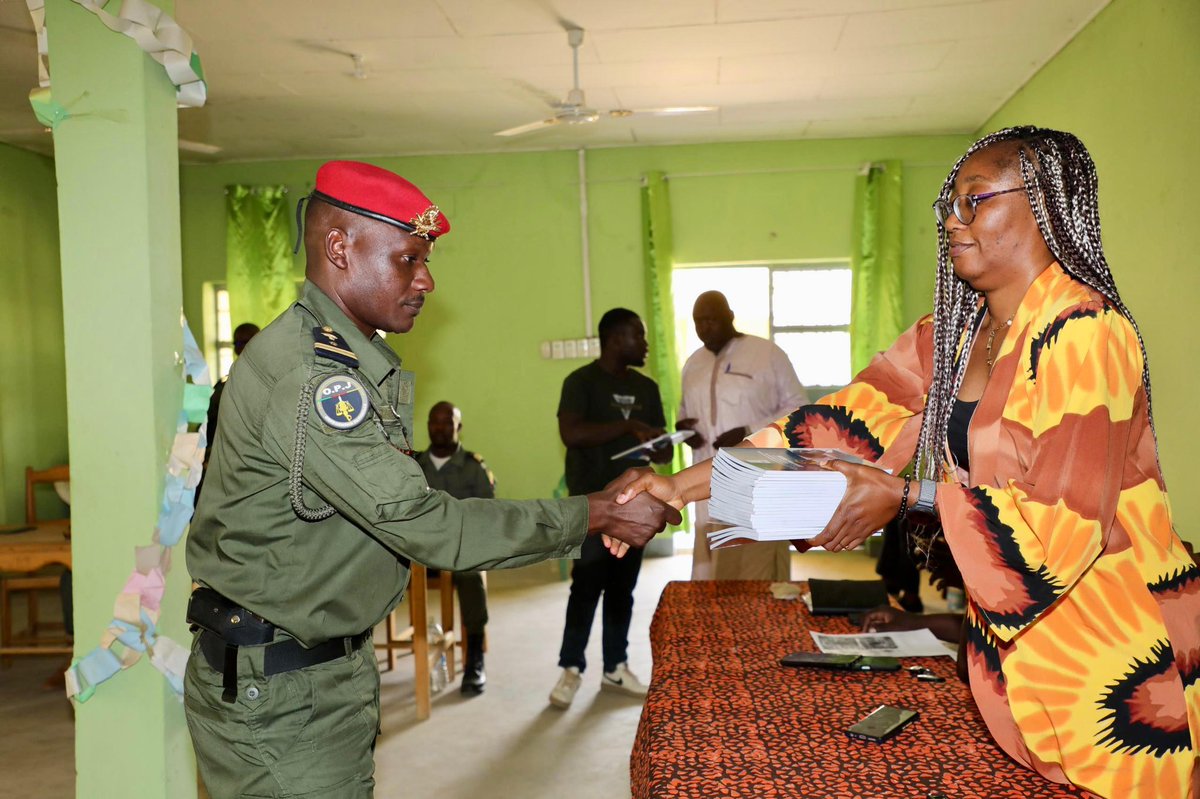 UNDPAfrica's tweet image. Resilient communities in Far-North Region of Cameroon are rebuilding with dignity!

✅ 497 security personnel trained
✅ 22 justice &amp;amp; security infrastructure built 
✅ Local vigilance committees collaborating w/authorities

Thanks to our #PartnersAtCore
➡️ bit.ly/4k4NfQK