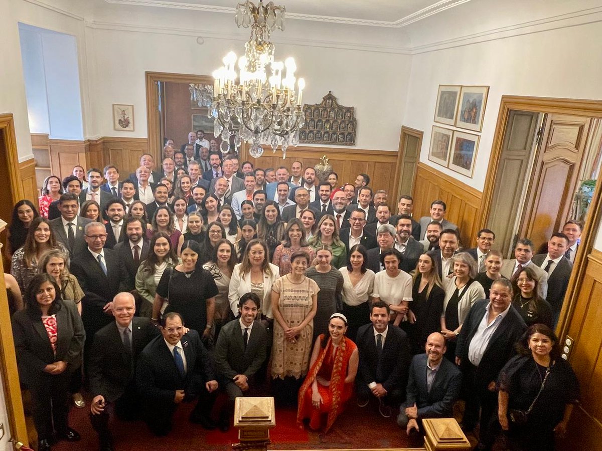 📸 El pasado 16 de junio, se inauguró el pabellón de México en el Paris Air Show. En el corte de listón participaron la embajadora <a href="/bjc_agua/">Blanca Jiménez Cisneros</a> de <a href="/EmbaMexFra/">Ambassade du Mexique</a>, Altagracia Gómez, <a href="/femia_news/">femia</a>, el director general <a href="/FaridHannan/">Farid Hannan Goyri</a>, <a href="/alonso_cabre/">Gustavo Alonso Cabre</a> de la <a href="/SE_mx/">Economía México</a> y secretarías de diversos