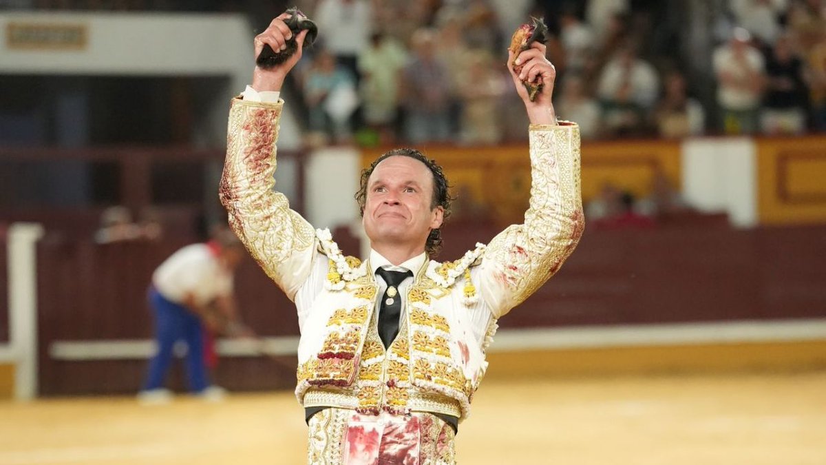 El Maestro Antonio Ferrera en Badajoz,  triunfo absoluto.
