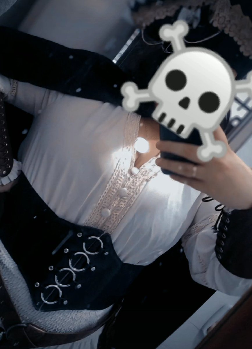 CapitaPandora's tweet photo. Eu acho que nunca tinha postado uma foto minha, mas sim, eu sou uma pirata na vida real tbm haha 🏴‍☠️ https://t.co/rk8vG2PsIV