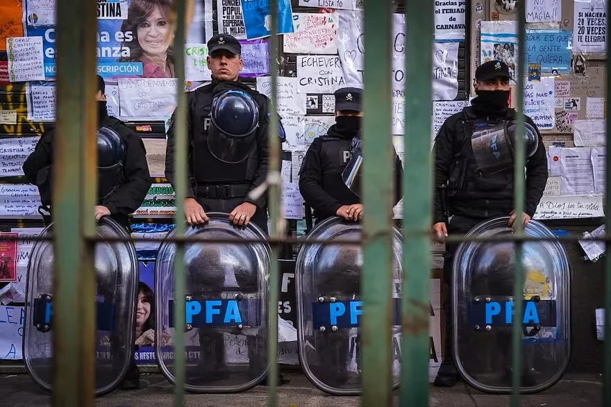 Peronismo_PM's tweet image. La casa de San José, en la cual la mayor líder de la oposición a @JMilei , @CFKArgentina  se encuentra cumpliendo una prisión ilegítima y por causas políticas, se encuentra vallada por orden de las fuerzas de seguridad que comanda @PatoBullrich , la señora violencia (🧵)