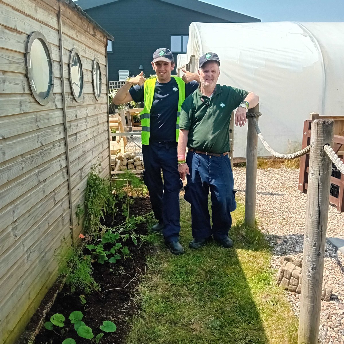 Last weeks task was to clear this border ready for planting this week! It's now full of plants ready for a great late summer show 🌻