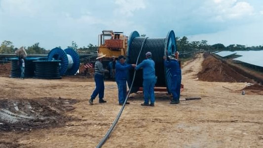ETECSA_Cuba's tweet photo. Trabajadores 👷 de nuestra división de La Habana, trabajan en la ejecución del parque fotovoltaico de Santiago de las Vegas.
#EtecsaConCuba 🇨🇺 https://t.co/QddJWoOUQB