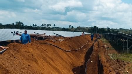 Trabajadores 👷 de nuestra división de La Habana, trabajan en la ejecución del parque fotovoltaico de Santiago de las Vegas.
#EtecsaConCuba 🇨🇺