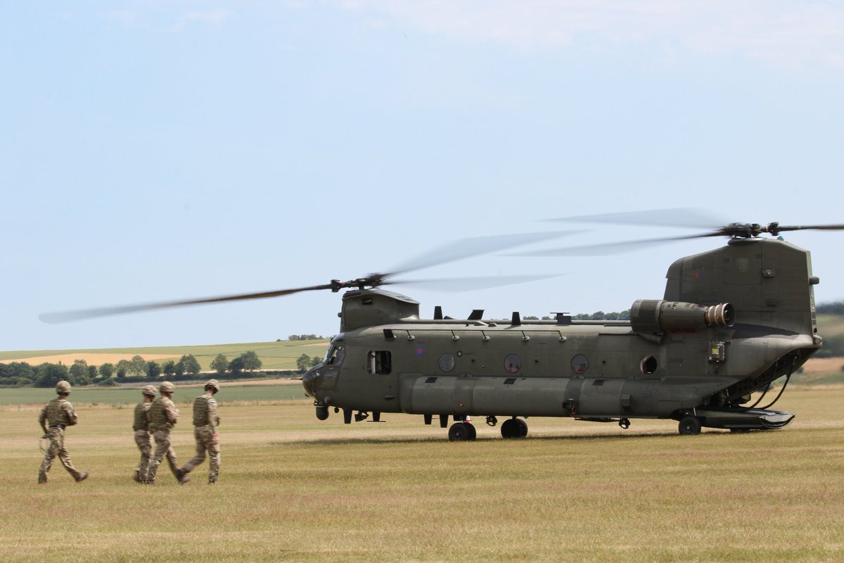 AVG_Kory's tweet image. Nothing tests my photography skills more than shooting Chinooks! Here's a few photos from the Duxford Summer Airshow today. All ranging from 1/20th to 1/25th.
#aviation #avgeek