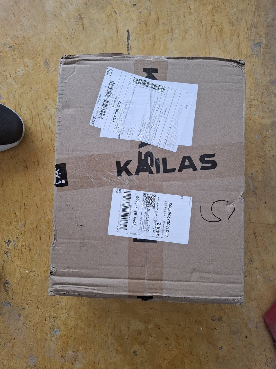 Esmerleonv's tweet image. Llegaron los mmalones!!! (Made to climb) mi auto regalo 👊💪🏃‍♀️⛰️ me amo y me consieento mucho jaja con los que conquistaremos los #80kPenlthatlon y algunas montañas más #Kailas 🫶 ya le dijimos adiós a los hokas y asics