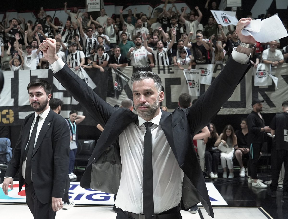 🗣 Dusan Alimpijevic: “Nereye gidersek gidelim Beşiktaş taraftarı tamamen oraya dolduruyor. Nerede olduğumuzun hiç önemi yok. Biz neredeysek Beşiktaş taraftarı orada. Ben Beşiktaş ile gurur duyuyorum.”
