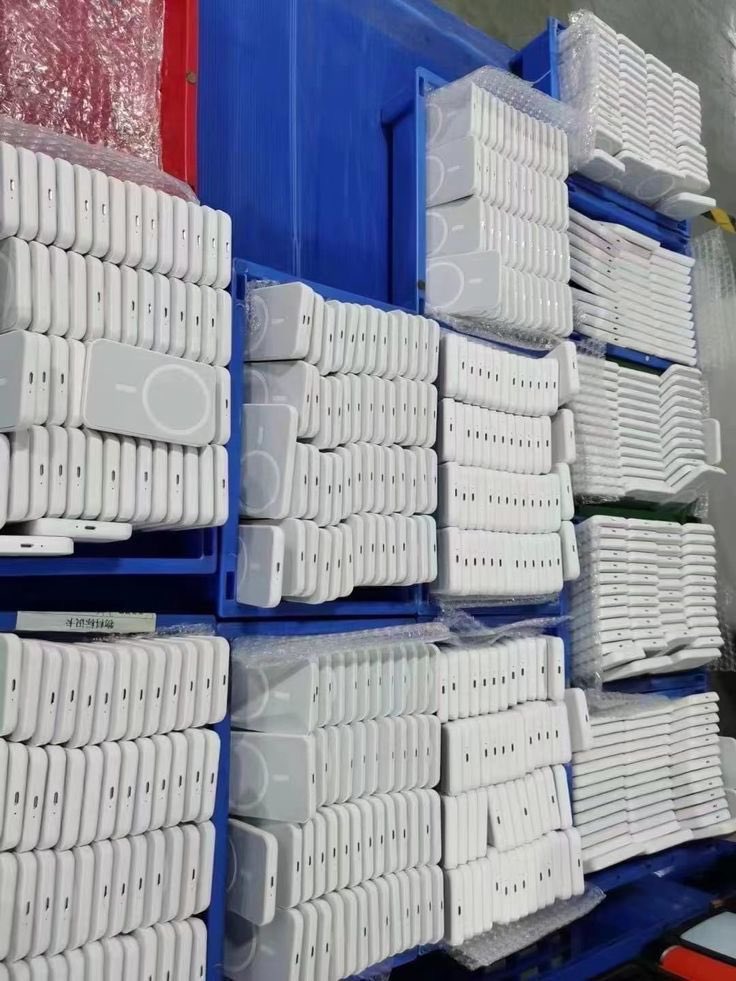 Celui qui veut croire n’a qu’à croire 
Celui qui ne veut pas ah!
AirPods  pro 2 : 8500fcfa 
MagSafe 5000 mA : 7500 FCFA ( ultra léger)