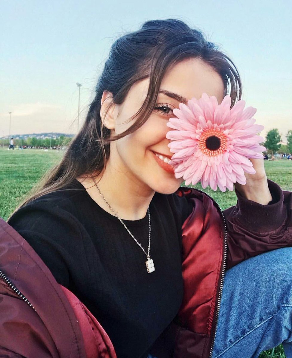 #مساكم_كرز 🍒🍒

🕊️📌

يدها  تشيل الورد و الورد مذهول 
الله يعين الورد »» في كف يدهاا

لو يموت ال ورد  مصيره للذبول 
 أشوفه عايش  في عناب خدهاا

📌🕊️