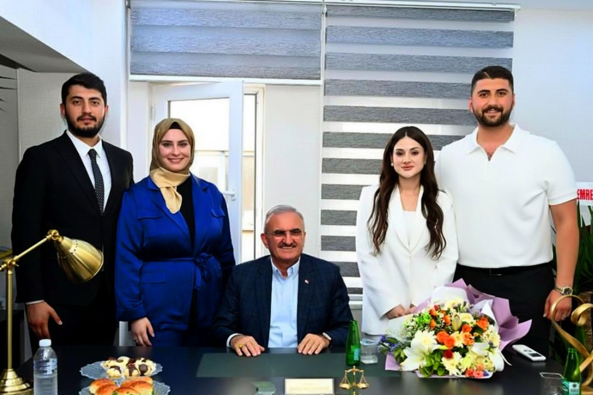 📍 Kırıkkale’de Anlamlı Bir Açılış

UTEP İstişare Kurulu Baş. ve Ordu Milletvekilimiz Sn. Mustafa Hamarat, UTEP Ankara Şube Baş. Sn. Metin Pile  kıymetli üyemiz Av. Zeynep Bozdemir ve Av. Merve Bozdemir’in “İLKE HUKUK ve DANIŞMANLIK” ofisinin açılış törenine katılım sağlamıştır.