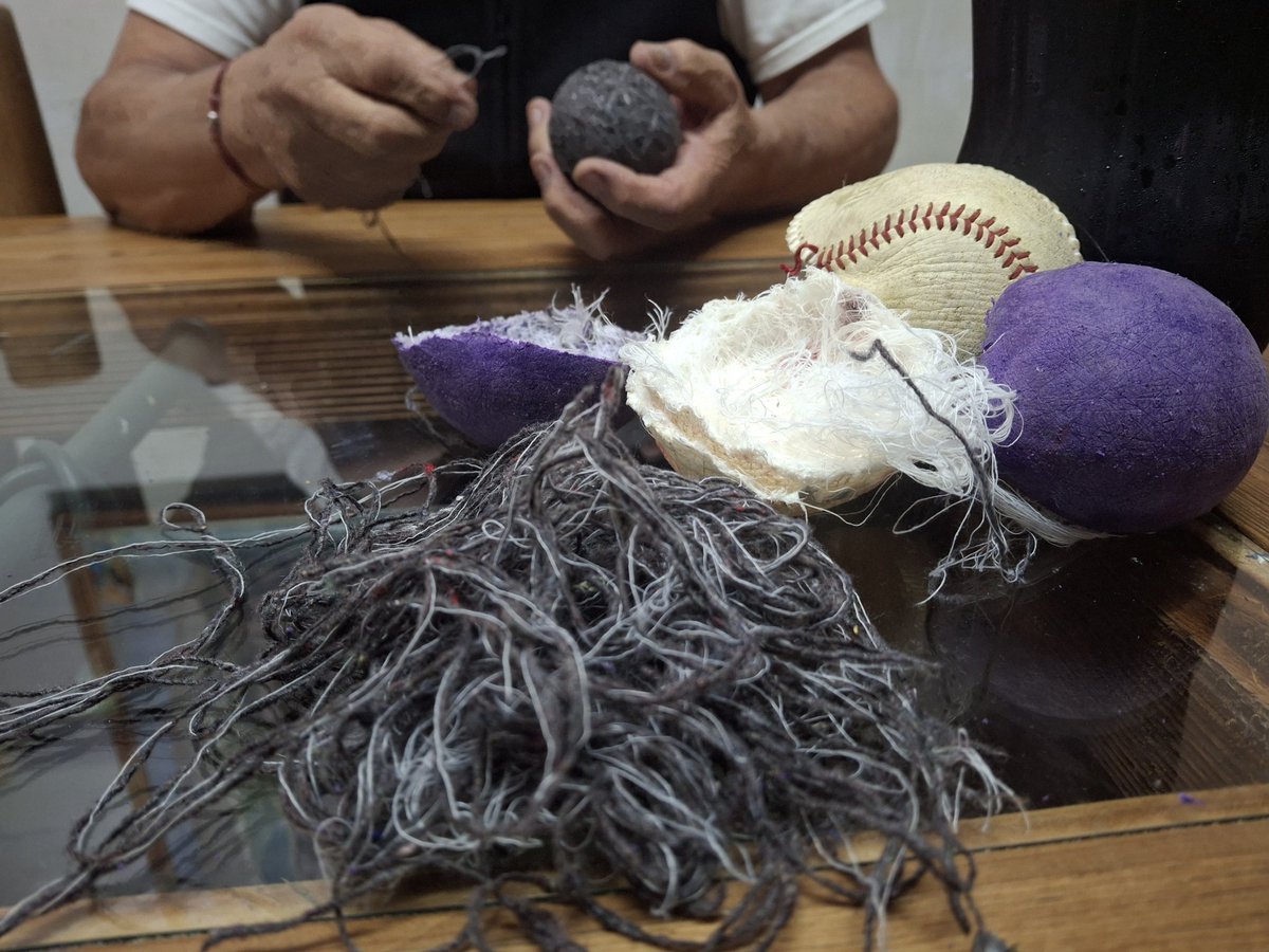 PapiBreaker's tweet image. Con razón los pitchers no rinden en los juegos, que porquería de pelota les dan @LigaMexBeis ahora forradas con goma