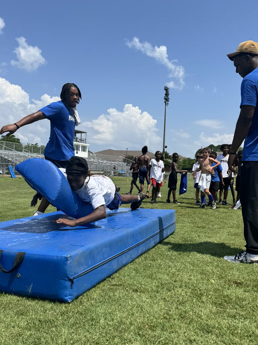 MCPKnightsFB's tweet image. ⚔️ Back 2 Catholic ⚔️
Investing back into the young men of the future.
Thank You to our Former Knights for a successful youth football camp!
#EPE #GoKnights #Back2Catholic