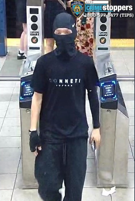 🚨Violent Robbery in Midtown Manhattan: Woman Assaulted for $2,000 Necklace🚨

On Thursday, June 19, 2025, at approximately 6:14 PM, a 29-year-old woman was assaulted near West 29th Street and Broadway. According to police, an unidentified male approached the victim, grabbed her