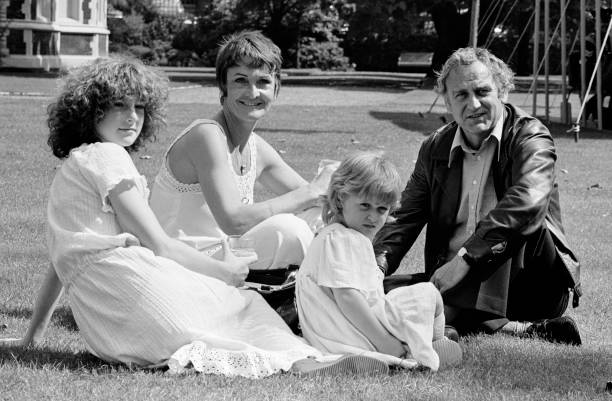John Thaw is enjoying the delights of a family picnic 😇👍