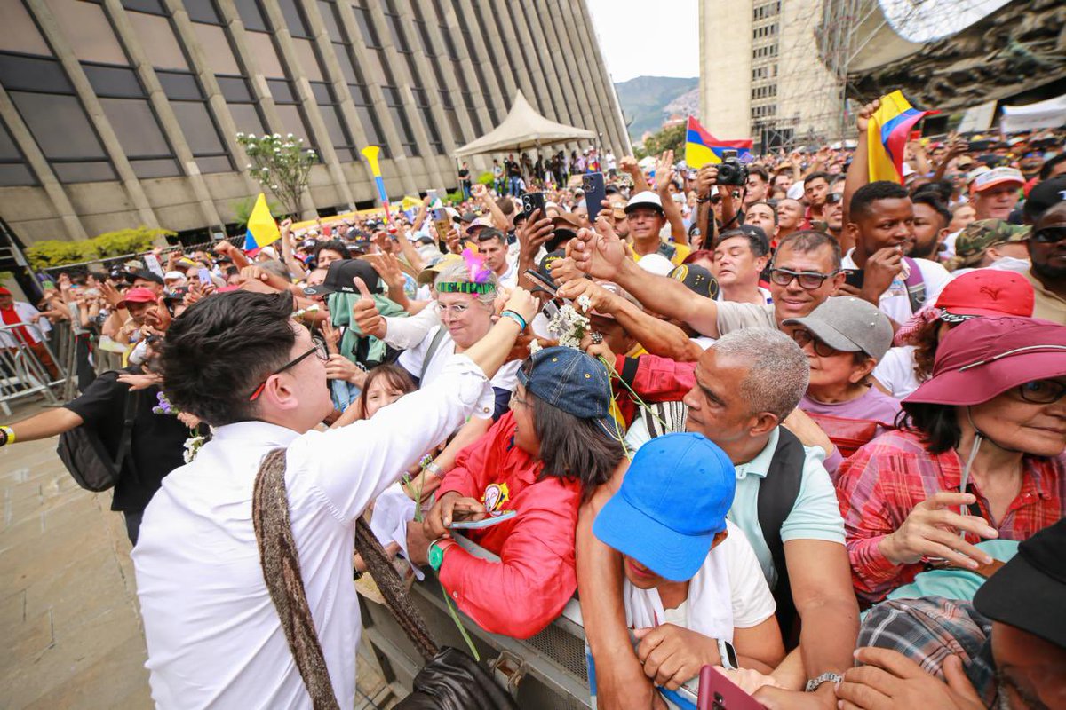El presidente <a href="/petrogustavo/">Gustavo Petro</a> ama a Antioquia, ama la pujanza de su gente. Y estamos convencidos (al igual que los Antioqueños) que toda la riqueza en la sociedad sale del trabajo. Que un país no sale adelante si no trabaja y si no tiene condiciones juntas para los trabajadores. La