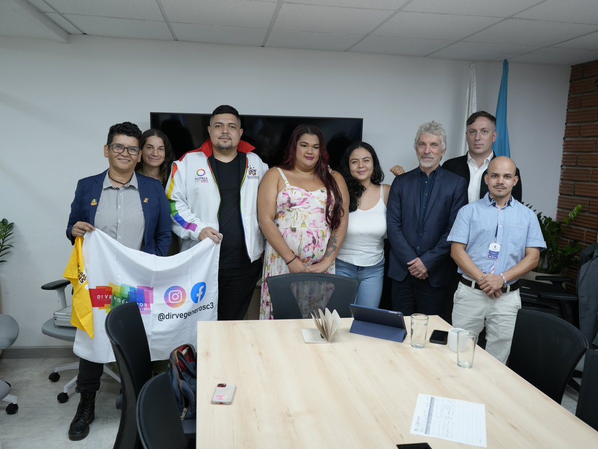Conpazcol (@conpazcol_) on Twitter photo #DiversidadEsPaz 🌈🕊️ | Agradecemos profundamente la reciente visita en Colombia por parte de <a href="/IESOGI/">Graeme Reid</a> , Experto Independiente de <a href="/ONU_es/">Naciones Unidas</a> sobre la protección contra la violencia y la discriminación por motivos de orientación sexual e identidad de género.
Un espacio en el cual, #DiversidadEsPaz 🌈🕊️ | Agradecemos profundamente la reciente visita en Colombia por parte de <a href="/IESOGI/">Graeme Reid</a> , Experto Independiente de <a href="/ONU_es/">Naciones Unidas</a> sobre la protección contra la violencia y la discriminación por motivos de orientación sexual e identidad de género.
Un espacio en el cual,