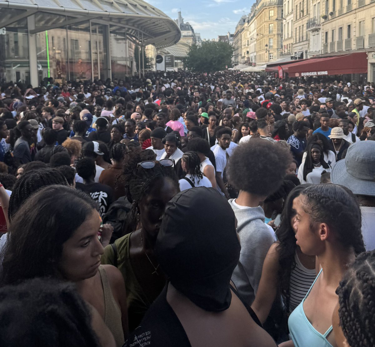 Nous sommes en France. Qu'on ose me dire que ceci est normal ou que le noter est "raciste". (Place du Châtelet, 21 juin 2025)