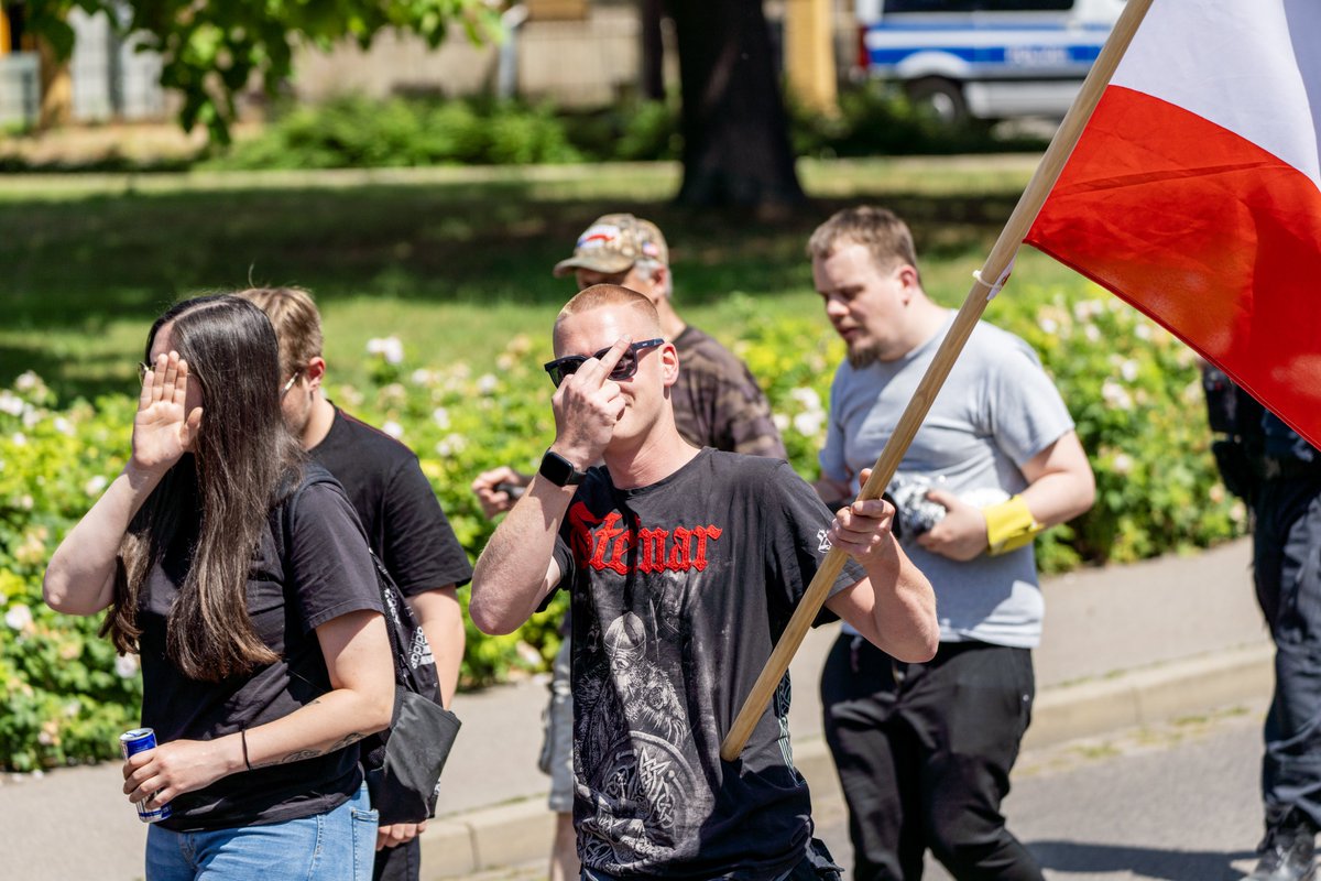 foto_kemp's tweet image. Etwa 70 TN bei neonazistischem Aufmarsch gegen den #CSD in #Wittenberg #SachsenAnhalt am 21.06.2025.
Organisiert von #DieHeimat und ihrer Jugendorganisation den #JungenNationalisten beteiligten sich viele junge #Neonazis.
#wb2106
Alle Fotos: flic.kr/s/aHBqjCiUQF
