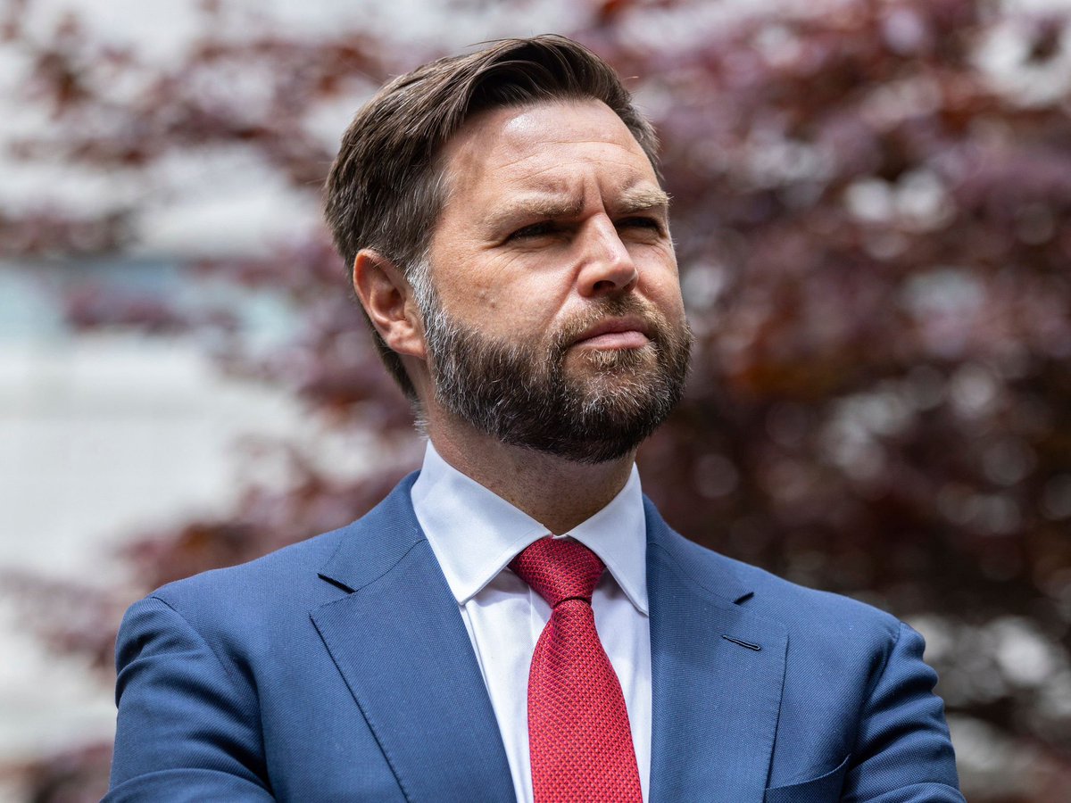 JD Vance:

„Die USA sollten sich nicht direkt in einen Konflikt mit dem Iran einmischen. Israel versucht, die USA in einen Krieg zu ziehen.“

😬