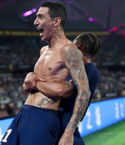 brazo de fideo dice jajajaj nqv, yo no tengo tantos tatuajes