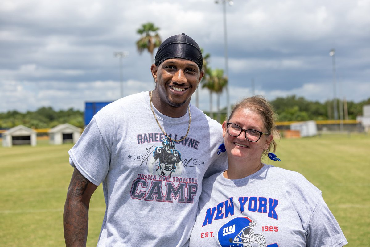 Oh just me hanging out with this cool dude!! <a href="/zjwhitman/">michael penix jr. jr.</a> !! What an amazing person. <a href="/AtlantaFalcons/">Atlanta Falcons</a>