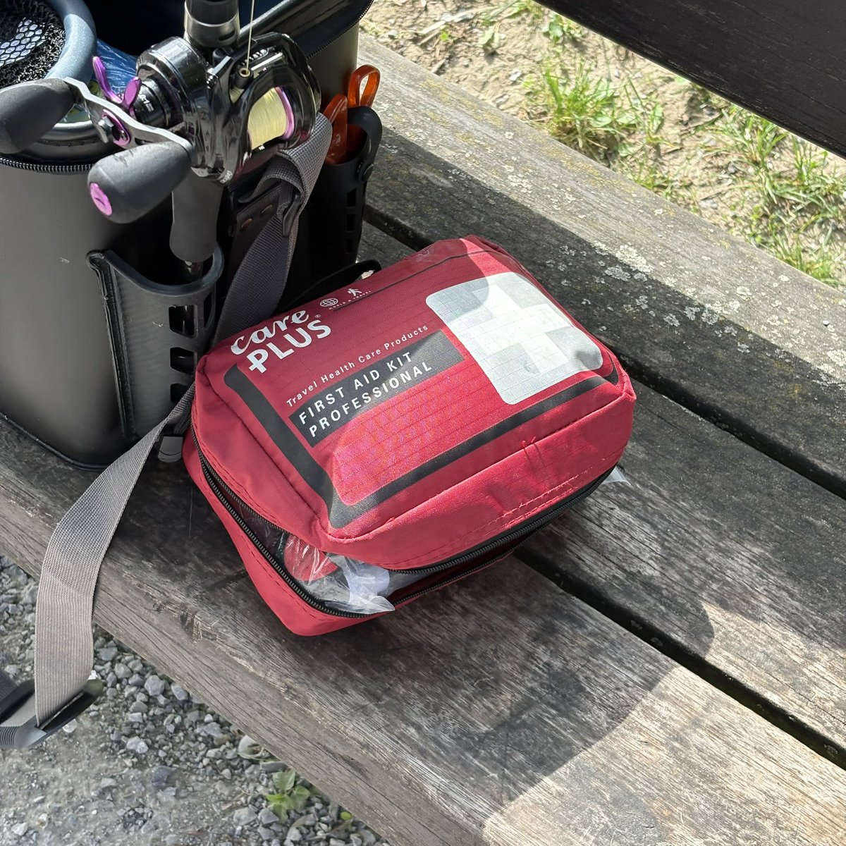 pascal_gujer's tweet image. Got asked for tweezers last weekend—tick emergency while we were out fishing.
✅ Luckily, my first aid kit had everything.
Removed the tick. Then came the talk: ticks, FSME, Lyme, vaccines…
🎯 Reminder:
• Use fine tweezers
• Pull slow, don’t twist
• Disinfect
• Monitor for…