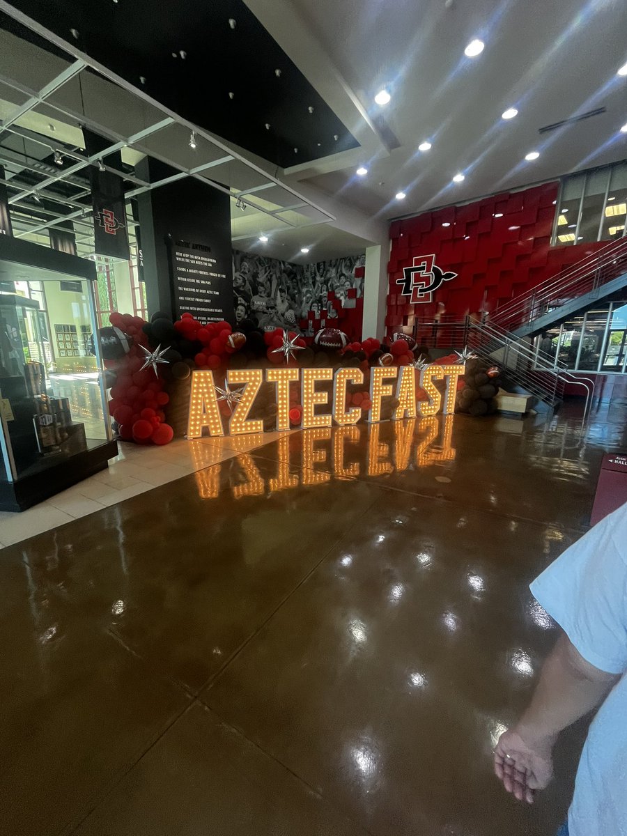 More than excited to be down here at SDSU for the weekend for my official visit #Aztec #AztecFast <a href="/SeanDillonSDSU/">Sean Dillon</a> <a href="/CoachM_Schmidt/">Mike Schmidt</a> <a href="/Kmine4/">Kory Minor</a> <a href="/CoachJohnson32_/">Coach Niko Johnson</a>