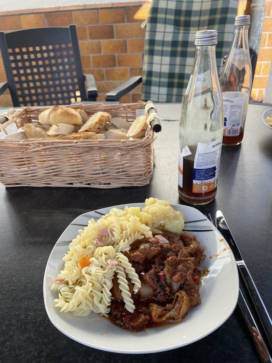 mikatomi_'s tweet image. Ich war heute bei meinen Bruder eingeladen und es gab Schichtfleisch. Hatte ich bis dahin noch nicht gegessen, aber war richtig lecker 😋 Wir haben den Abend bis gerade eben mit etwas Reden und Wein noch schön verbracht. Hoffe ihr hattet auch einen tollen Abend?