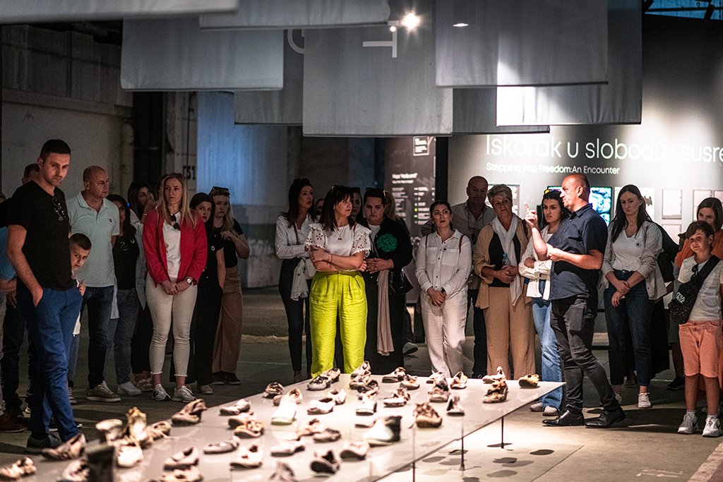 Zahvalni smo kolektivu AS Jelah (AS Holding) na današnjoj posjeti Memorijalnom centru Srebrenica – Potočari.

U tišini bijelih nišana i kroz priče koje čuvamo, danas su, zajedno s Amrom, Vildanom i Azirom podijelili prostor sjećanja, odgovornosti i ljudskosti.

Vaša prisutnost,