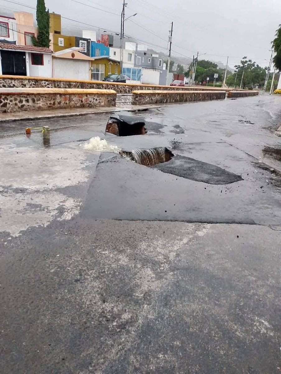 Socavon en san Pedrito peñuelas #Querétaro sobre calzada de las lágrimas y portal de la alegria ❗❗😱

Aqui tambien se va a poner a bailar el alcalde o van a culpar a los indigentes otra vez ❓❓ #ElPanSevaenel27