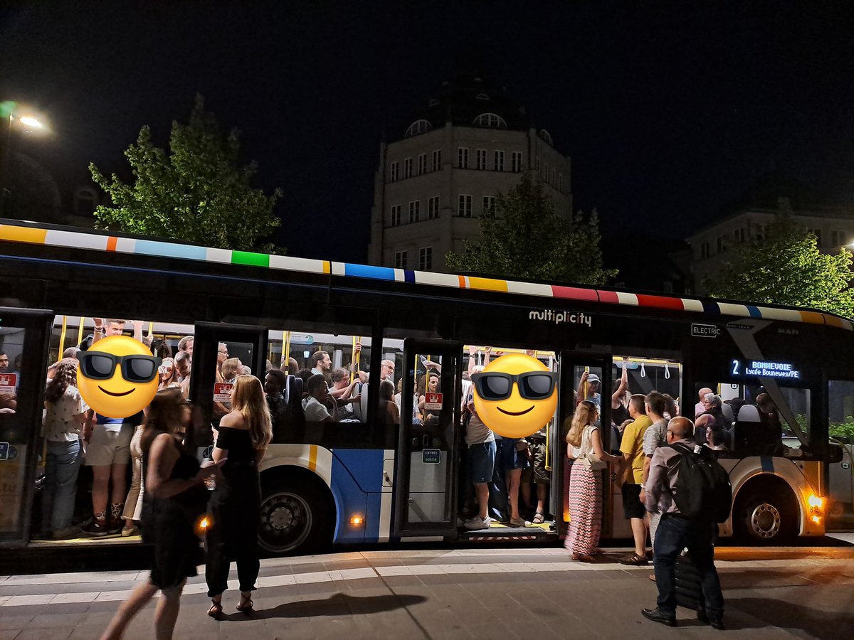 Bus AVL complètement surchargés à Luxembourg-Ville, peu importe la ligne et la destination à Hamilius et F.D.Roosvelt à 23h. Exemple illustré