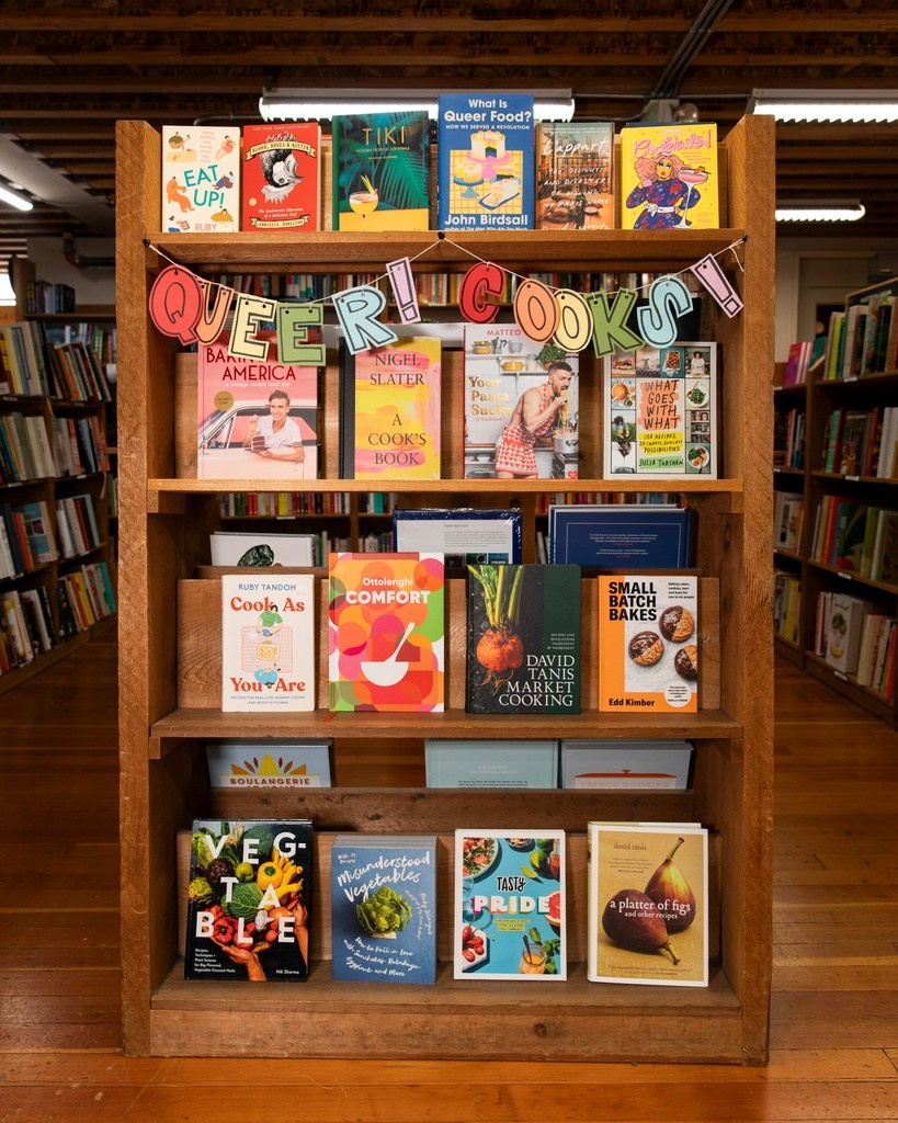 ElliottBayBooks's tweet image. Kiss the (queer) cook 👨❤️💋👨👩❤️💋👩
#pride2025 #indiebookstore #elliottbaybookcompany