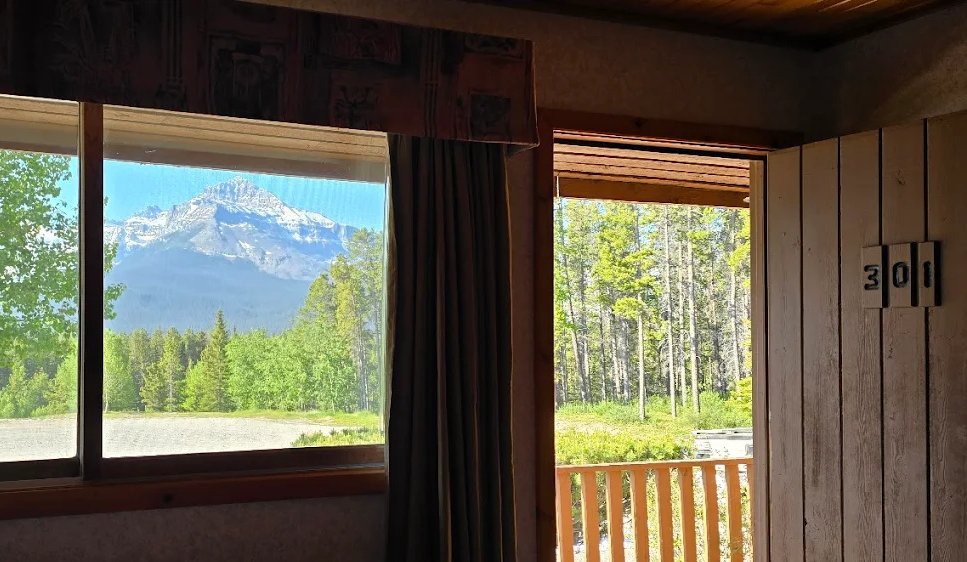 Still trying to figure out what to do for Dad? How about an impromptu trip to the mountains on the Icefields Parkway, with an overnight stay and FREE breakfast at a great rate!?

BOOK NOW!
thecrossingresort.com/features/fathe…

#fathersday #fathersdayweekend #fathersdaygetaway #fathersdaygift