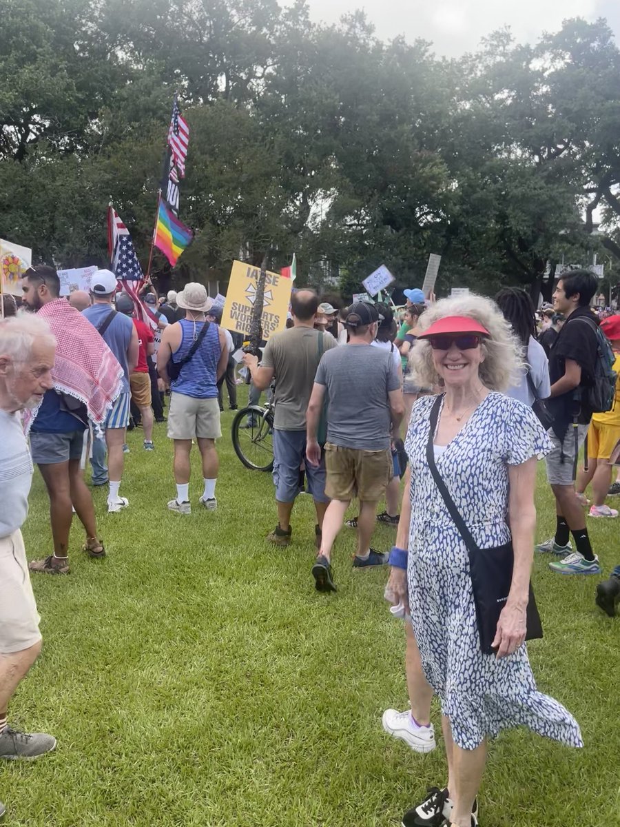 LeveesOrg's tweet image. Easily ten thousand people at the #NoKings event in New Orleans. Now!