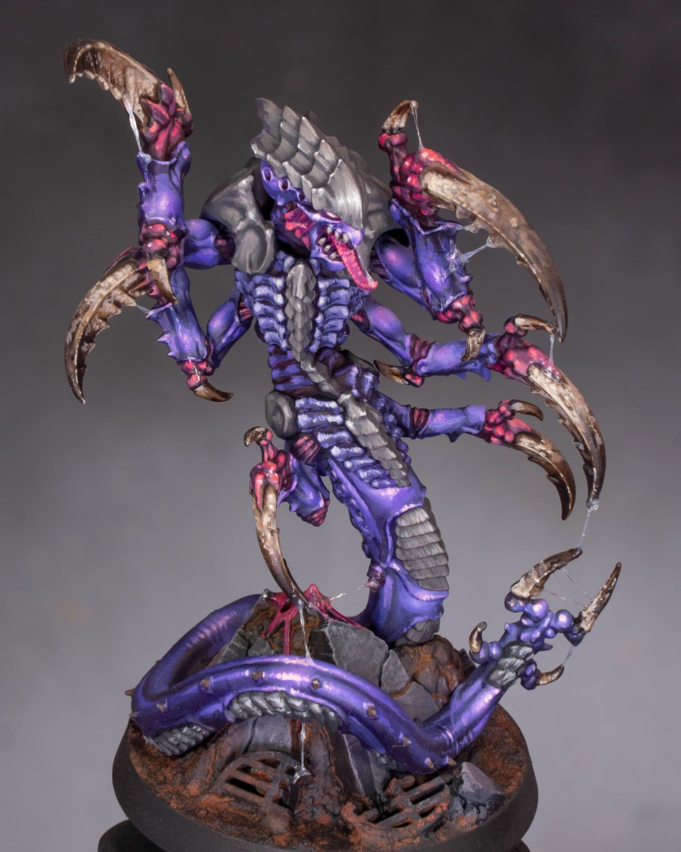 Mantifex, the perfect predator. I didn't use to paint Tyranids, but, well, they do not look bad, at least. The scheme is based on Starcraft II art book pictures. Also, this is the first time I've tried to do transparent slimes; it's not easy!

#warhammer40k #warhammercommunity