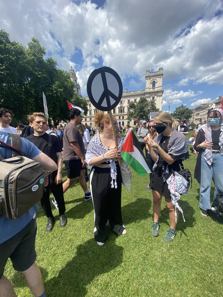 Thousands in Parliament Square calling for Israel to stop bombing Iran, for an end to the genocide against the Palestinians and for a full arms embargo. Read our full statement cnduk.org/israel-must-st…