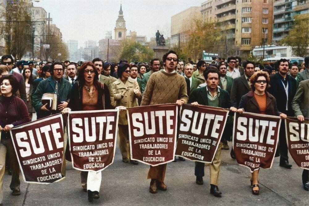 Fotos de la Unidad Popular Chile (@aunidadpopular) on Twitter photo El Sindicato Único de Trabajadores de la Educación (SUTE) marchando por la Alameda, en Santiago de Chile, el 27 de septiembre de 1972, en apoyo al gobierno.
Fotografía del archivo de Revista Punto Final. Original en B/N. Colorizada por <a href="/Javier_DuharteS/">Javier Duharte Solis</a>
#UnidadPopular #Chile El Sindicato Único de Trabajadores de la Educación (SUTE) marchando por la Alameda, en Santiago de Chile, el 27 de septiembre de 1972, en apoyo al gobierno.
Fotografía del archivo de Revista Punto Final. Original en B/N. Colorizada por <a href="/Javier_DuharteS/">Javier Duharte Solis</a>
#UnidadPopular #Chile
