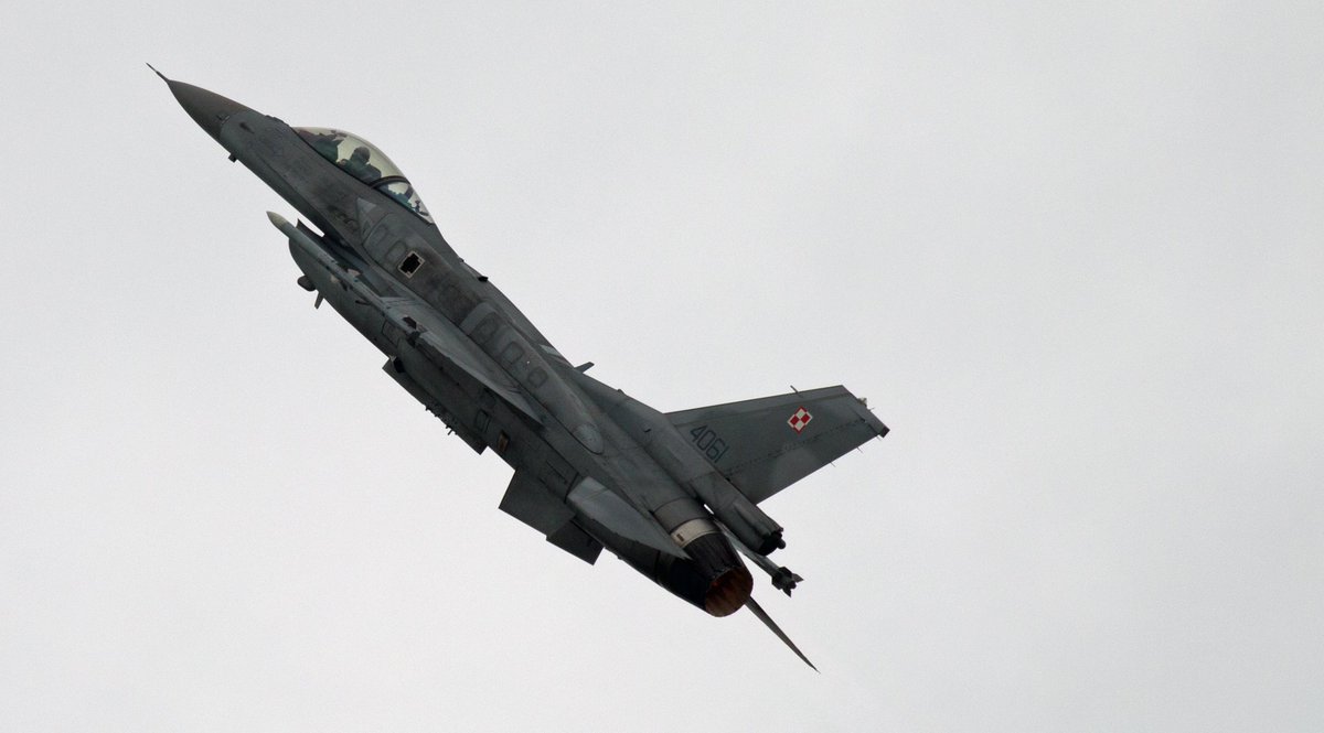 Funtera's tweet image. The Awesome fury of the #F16TigerDemoTeamPoland  bringing the Thunder to the skies of @cosfordairshow #avgeek #RAFCosfordAirshow