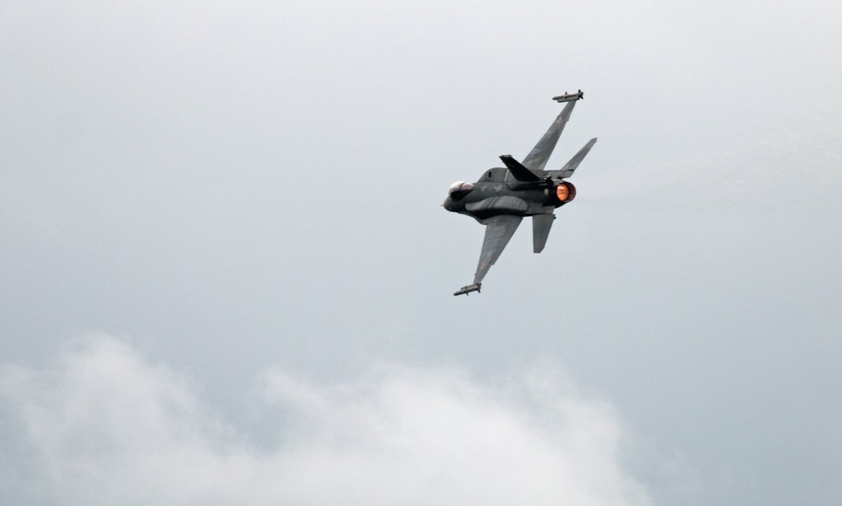 Funtera's tweet image. The Awesome fury of the #F16TigerDemoTeamPoland  bringing the Thunder to the skies of @cosfordairshow #avgeek #RAFCosfordAirshow