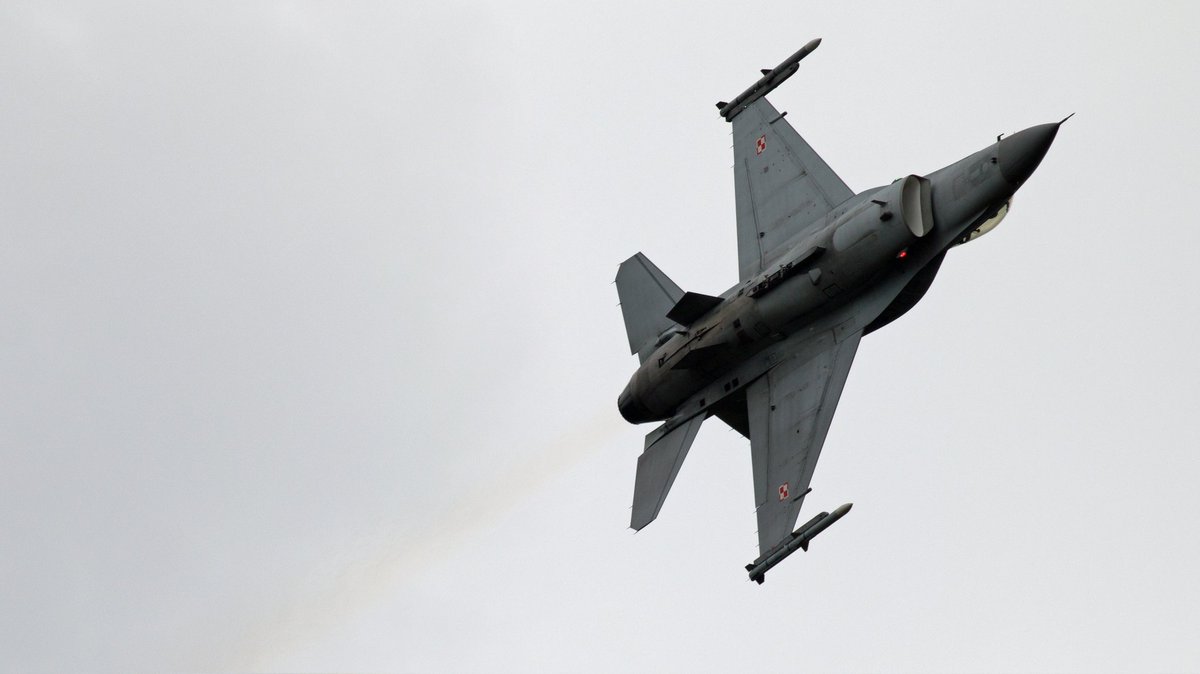 Funtera's tweet image. The Awesome fury of the #F16TigerDemoTeamPoland  bringing the Thunder to the skies of @cosfordairshow #avgeek #RAFCosfordAirshow