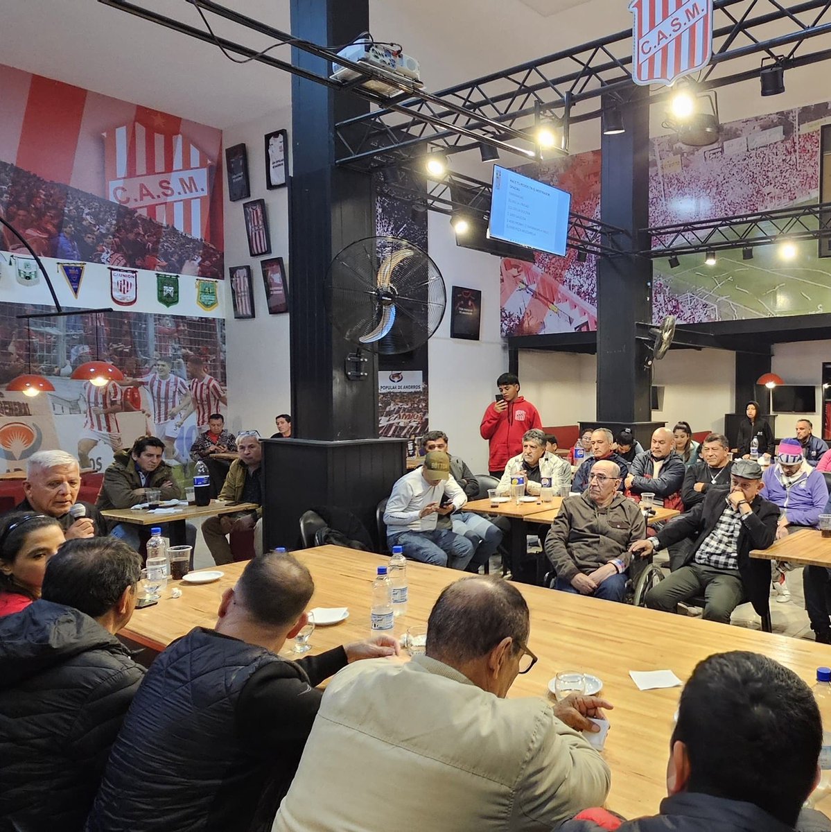 🔴⚪️ #Institucional

Homenajes a nuestros ídolos 🇦🇹

Este viernes, en la "Santa Cantina", la HCD junto al Departamento de Cultura y Educación del Club, llevaron a cabo reconocimientos por su trayectoria a dos grandes ídolos de nuestra historia: Juan Horacio Maguna y Ramón Antonio